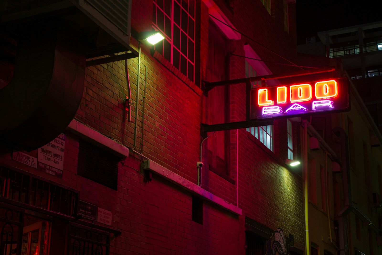 Discovering London’s Best Dive Bars: Gritty Gems for a Night Out